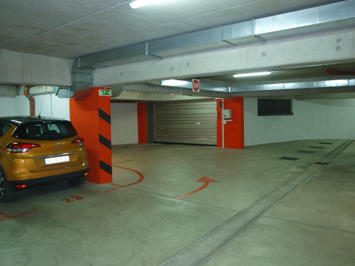 Lucia Exclusive With Parking In The Garage Appartement Poreč Buitenkant foto